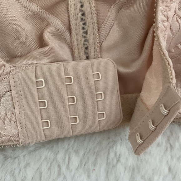 Bali bra- 36B- NWT - Picture 4 of 8